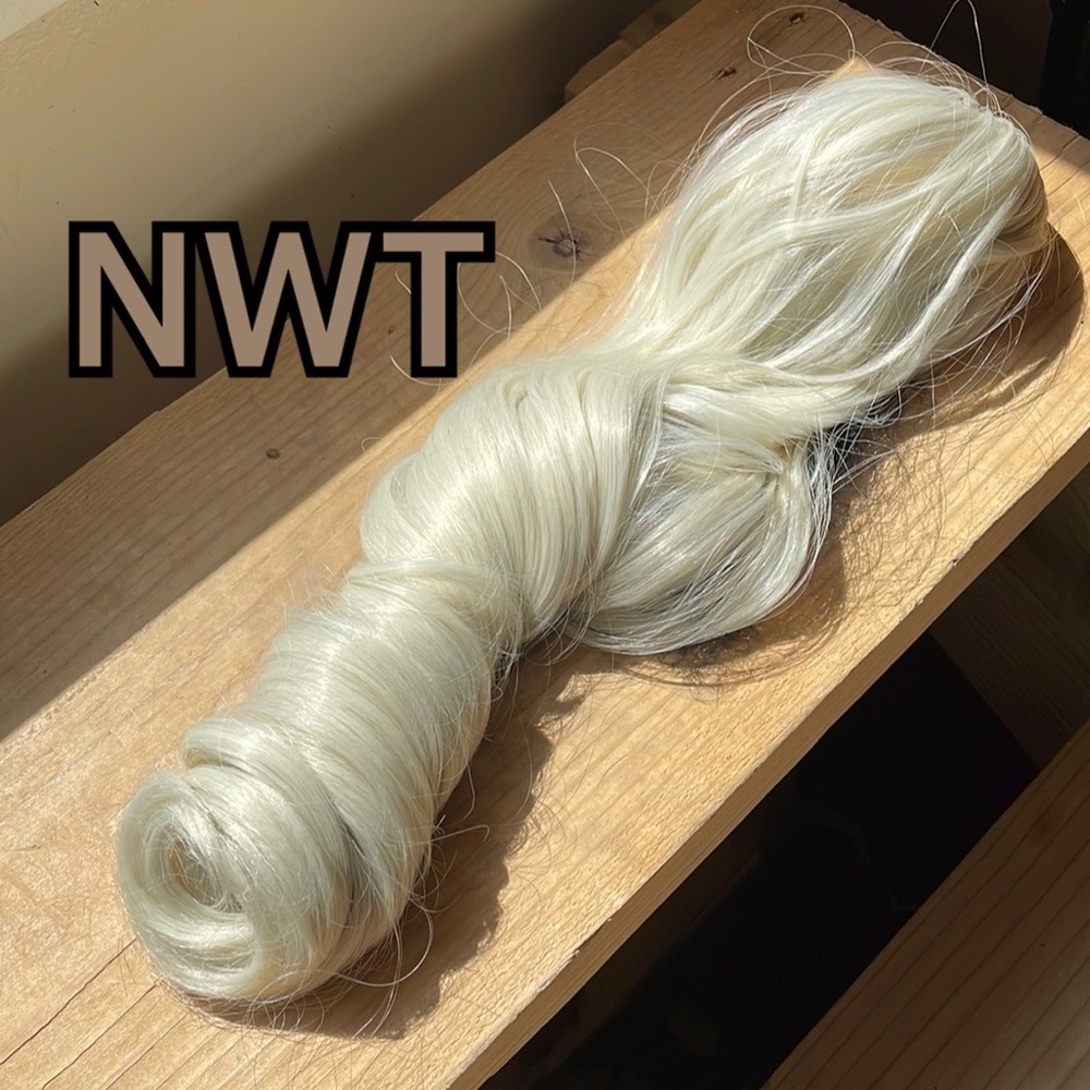 NWT 20” platinum white Ariana long clip drawstring ponytail beach wavy coil 60#